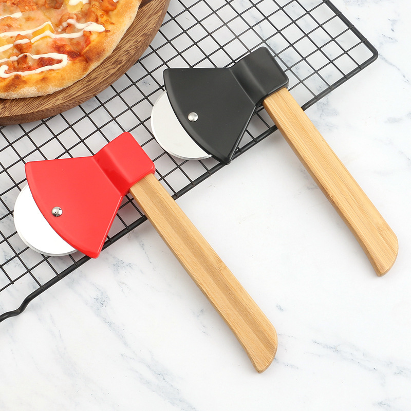 Kitchen Roller Baking - ที่ตัดพิซซ่ารูปขวานด้ามไม้ มีดตัดพิซซ่าแบบลูกกลิ้ง ที่ตัดพิซซ่าแบบมืออาชีพ อุปกรณ์ทำขนมสร้างสรรค์สำหรับครัว บ้าน และร้านอาหาร